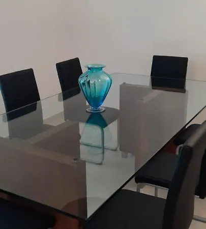 Lara Villa