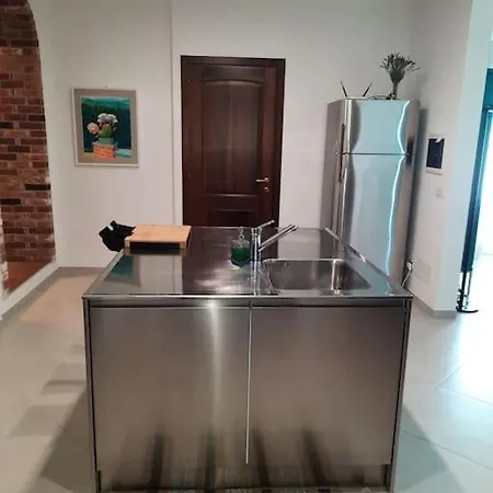 Lara Villa *