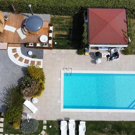 Lara Villa *