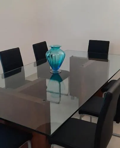 Lara Villa